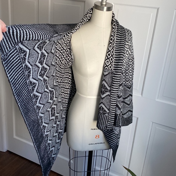 Shawl Sweater - Geometric - Black & White - S - Picture 2 of 6